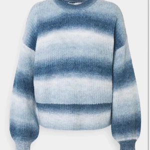 Fin blå stickad tröja💙 - Säljer min jättefina stickade tröja från zalando💙 den är i bra skick och använd ett par gånger bara!