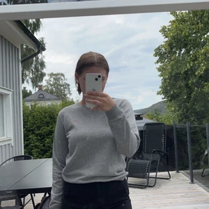 Grå sweatshirt från gant strl 170 - Grå sweatshirt från gant strl 170. I princip aldrig använd 