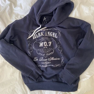 Hoodie med tryck - Mörkblå hoodie med vitt tryck på framsidan. Strlk 36 EU, 10 UK. Från Atmosphere. 