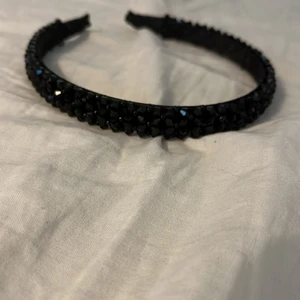 Diadem  - Säljer nu mitt snygga glitter diadem från ur & Penn har användigt många gånger men inga tecke på det hör av er vid frågor eller fler bilder på Plick 💞