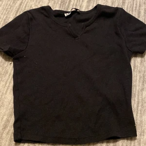 Svart topp - Storlek xxs säljer den pga av att jag inte hinner använda den köpte den från new yorker för några månader sen för 50 kr och nu har den bara legat i min gaderob men säljer den för 10 kr