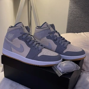 AIR JORDAN 1 (Coconut Milk) - Ett par Jordan i storlek 40 som tyvärr inte passade mig. Köpt från Merchsweden för 2699kr. Aldrig använda. Säljer dom för  2100 + frakt. Skriv för fler bilder💗 färgen är (Coconut milk  Particle Grey) extra skosnöre tillkommer och kartong 