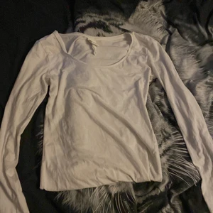 Vit långärmad  - Basic vit långärmad tröja från H&M 🫶🏻