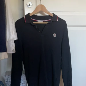 Moncler pike - Säljer långärmad moncler pike, navy färg. Inget og, köpt på nk för ett tag sen. Använd men bra skick. Storlek S 