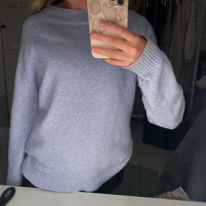 Blå stickad tröja  - Fin blå stickad tröja som inte kommer till användning längre, den är sparsamt använd o i fint skick💙