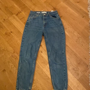 Jeans Mom Fit  - Jeans i gott skick,använda fåtal gånger.