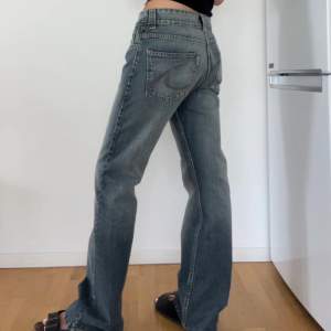 Säljer dessa jätte fina Jeans som är köpta secondhand. Byxorna är i jätte bra skick! Jag själv tycker att längden på byxorna är någon cm för lång på mig som är 169cm lång. Skriv gärna för fler bilder eller frågor! Kommer att starta en budgivning om flera är intresserade🥰