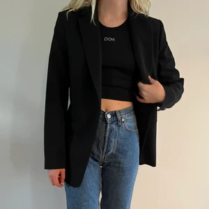 Svart kavaj - Suuuuperfin svart kavaj från Mango som knappt är använd! Storlek 38 💛💛💛 (nypris ca 900)