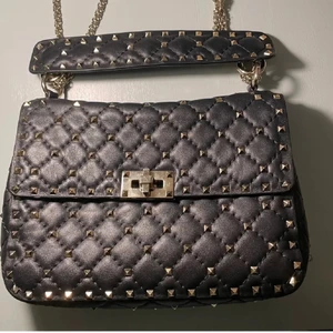 Valentino rockstud väska - Min absoluta favorit väska väska i jätte fint skick. Äkthetsbevis finns. Kontakta mig om du är intresserad eller har några frågor🥰