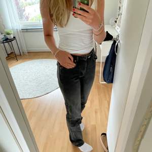 Jätte fina gråa midrise jeans från Zara! Storlek 34, säljer då dom är lite små på mig, är ca 170 och dom är långa på mig💞betalning via swish och köparen står för frakten. Buda gärna!