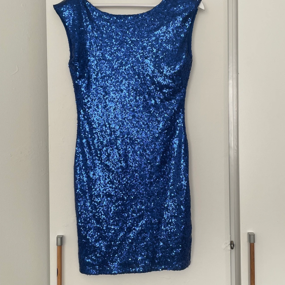 Mörkblå paljettklänning 