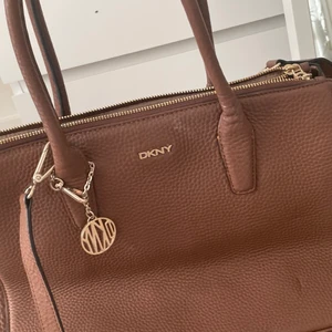 Brun dkny väska  - En superfin dkny handväska. Knappt använd och ingen skador. Nypris 2000kr