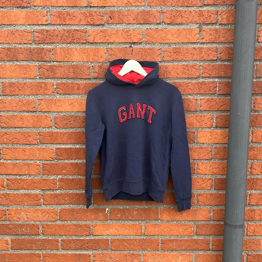 En mycket sparsamt använd mörkt blå hoodie från Gant. Nypris ca. 800kr. Hoodies.
