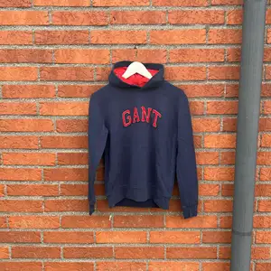 En mycket sparsamt använd mörkt blå hoodie från Gant. Nypris ca. 800kr