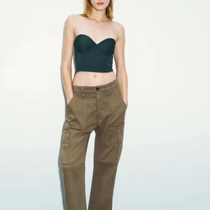 Grön korsett - Säljer denna snygga gröna korsett, storlek medium men passar även s! 