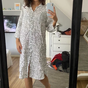 Sommarklänning i lin  - Så söt skjortklänning i lin köpt secondhand med gröna växter som mönster💚 så somrig och går under knäna och är lite kortare i ärmarna🤍 jag bär vanligtvis XS men denna klänning i L sitter prima på mig🤍 skitsnyggt med en tjocktröja över också!