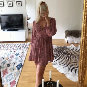 Zara Klänning  - En oanvänd klänning från Zara som är underbar men har en liknade redan. Klänningen köptes för ett år sedan så finns inte kvar i sortimentet✨
