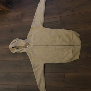 Stickad Zip Up Hoodie - Söt beige zip up i nyskick! Tror att den är från H&M!🥰 Sitter snyggt oversized 