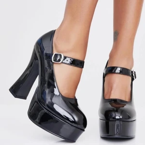 Ellie Vamp Trap Heels - Är jätteledsen men storleken passade inte så måste sälja de nu :’( står att de ska vara 38-39 (uk 6) men var alldeles för små för mig som har 38.5 så skulle rekommendera till de som har en eller två storlekar mindre. Helt nya i kartong bara provade!