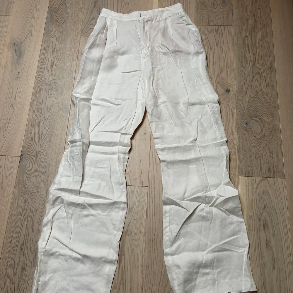 Säljer vita linnebyxor från Zara i storlek S. Pris: 250 kr.. Farkut & Housut.