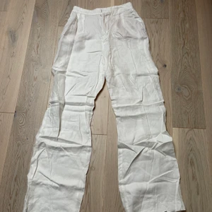 Vita linnebyxor  - Säljer vita linnebyxor från Zara i storlek S. Pris: 250 kr.