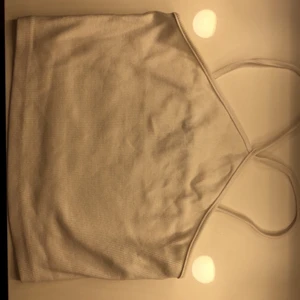 Zara topp - Jätte fin vit zara topp i nyskick. Säljer då jag inte fått mycket användning för toppen. Frakten betalas av köparen.