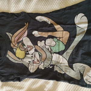 T-shirt  - Med Bugs Bunny och Lola. Så söt. Strl 14 UK.