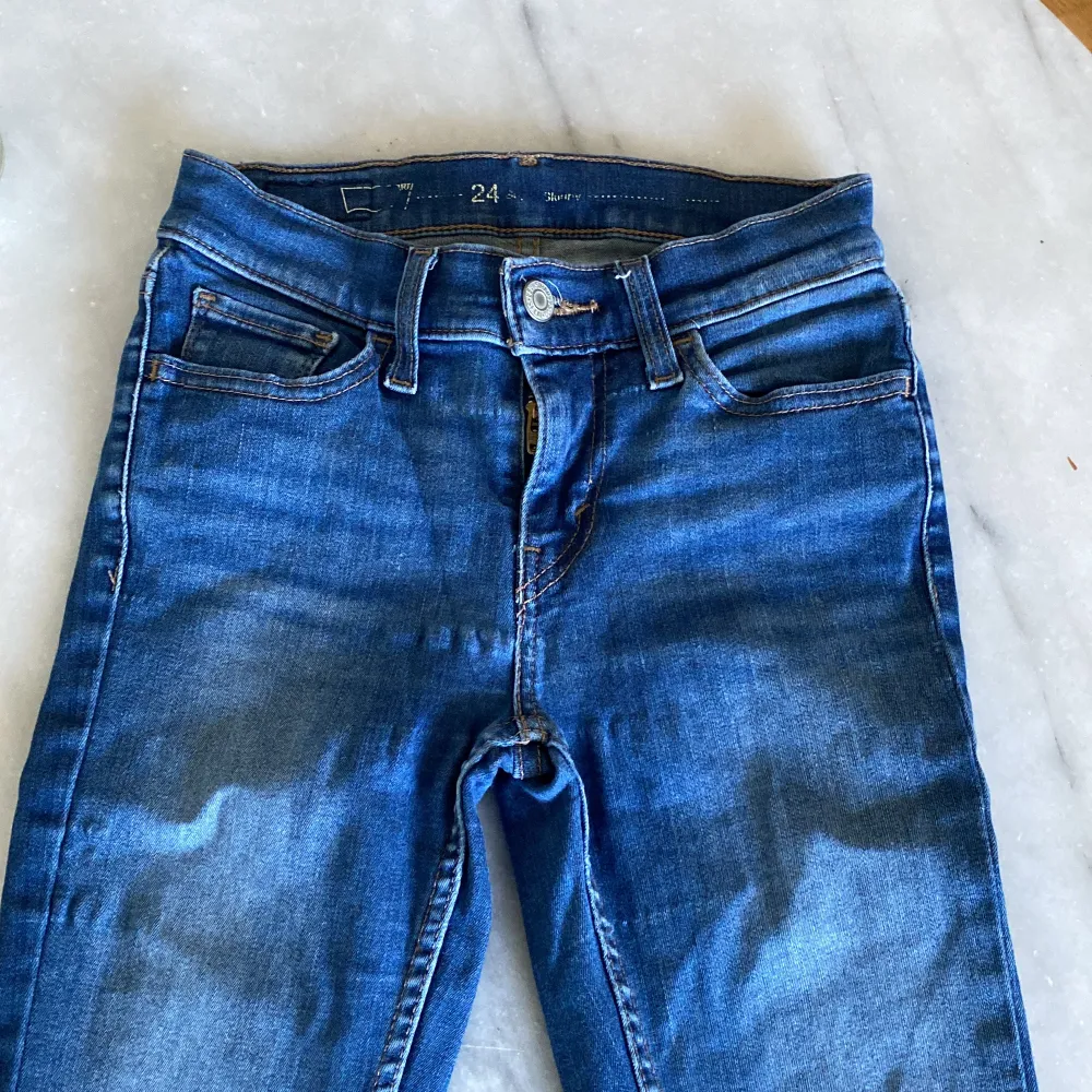 säljer mina Levis jeans i storlek 24 💓. säljer för att jag rensar ut min garderob 🙌🏼. . Jeans & Byxor.