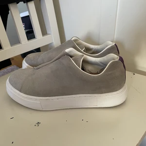 Eytys - Hej 👋 säljer ett par eytys pga för små. De är väldigt fräscha. Det är någon fläck på skorna men går att få bort. Det är storlek 40. För mer info eller bilder så skriv! 💬 