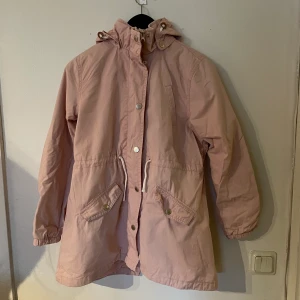 Gammelrosa vårjacka barn storlek 158 -  -perfekt nu när våren närmar sig. säljer den då den inte längre passar, men den är tvättad och i fint skick!  