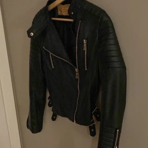 Skinnjacka - Fin skinnjacka med silverdetaljer