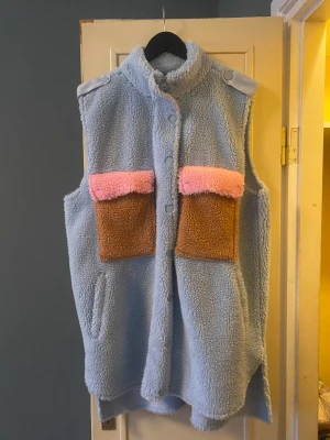 Väst - Lurvig väst i teddytyg. Når till knäna på mig som är 169cm. Knappt använd. Säljes pga den inte kommer till användning hos mig :)