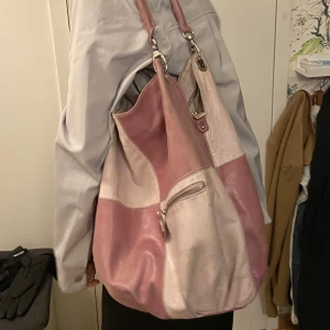 Rosa väska - Säljer denna rosa/ljusrosa rutiga väskan. Den är i gott skick trots att den är använd. Stor och rymlig, mycket praktisk och passar till mycket! 