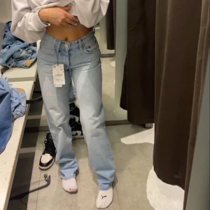 Mid waist jeans  - Ljusblåa mid Rise jeans från zara. Säljer då dom blivit för små för mig och därför inte används. Lånade bilder, skriv privat för egna bilder💕