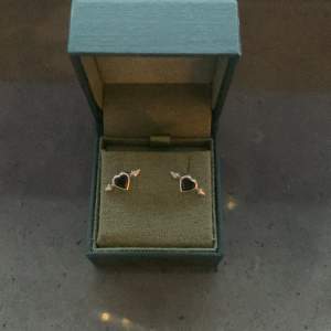 Så snygga örhängen från Maria Nilsdotter i silver! Nypris ca 3000 (1500 kr/styck) och i perfekt skick! Kommer med ask och låda 💞