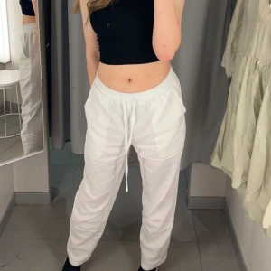 linnebyxor - nu säljer jag minns linnebyxor eftersom dom inte kommer till användning längre, jag är 165 och dom sitter bra i längd, dom har börja knottra lite men annars k bra skick 💘