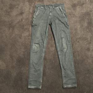 Säljer ett par blå replay jeans. Änvanda ett par gånger. Original pris 1700kr (pris kan diskuteras). 