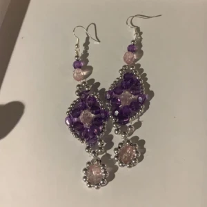 Örhängen  - handmade örhängen med rosa, lila och silver pärlor. Väger ingenting på örat, helt nya och enda paret. 