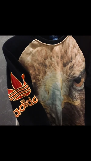Adidas tröja till Salu!  - För några år sen var jag i amsyrrdam och köpte den här pärlan men tyvärr så har jag blivit lite större! Många fina minnen till den. Den är i väldigt fint skick. 