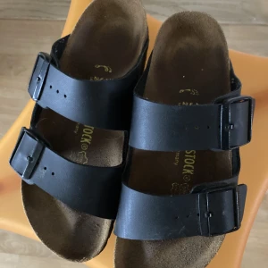 Svarta birkinstocks - Välskötta och använda fåtal gånger. Perfekta för nalkande våren. Orginalpris 879 kr. I storlek 37, kan skicka fler bilder vid intresse. Kan både frakta och mötas upp.
