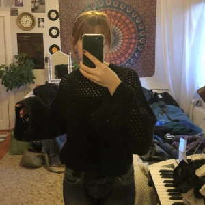 Svart stickad nättröja - Jättefin svart stickad hålig tröja med vida armar! ❤️ I strl L men passar från XS och uppåt om man vill ha den oversized!