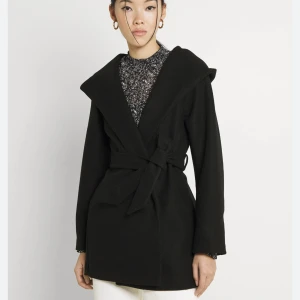 Svart kappa  - En svart kappa som knappt är använd. Köpte från zalando från märket Only. Köpt för 500 kr. 