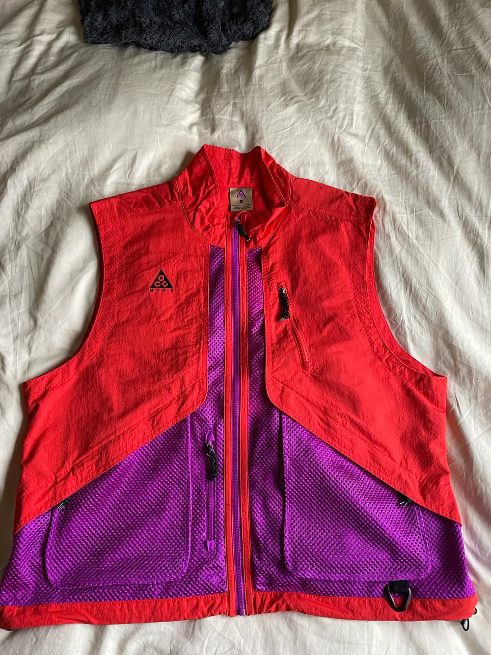 Jättefin Nike ACG vest som inte kommit till användning alls under 2-3 år. Den passar stort & är fantastisk kvalité. Perfekt till oversized outfits.  Mvh, Malaichi. Jackor.
