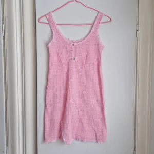 VINTAGE nattlinne / underklänning  - Urgulligt nattlinne eller underklänning i mycket stretchigt spetstyg (syntet). Små rosetter och blommor som detaljer. Även en liten slits nedtill.  Uppskattas passa stl XXS / S / 34 / 36. Möjligtvis även stl 38 med anledning av stretchen.