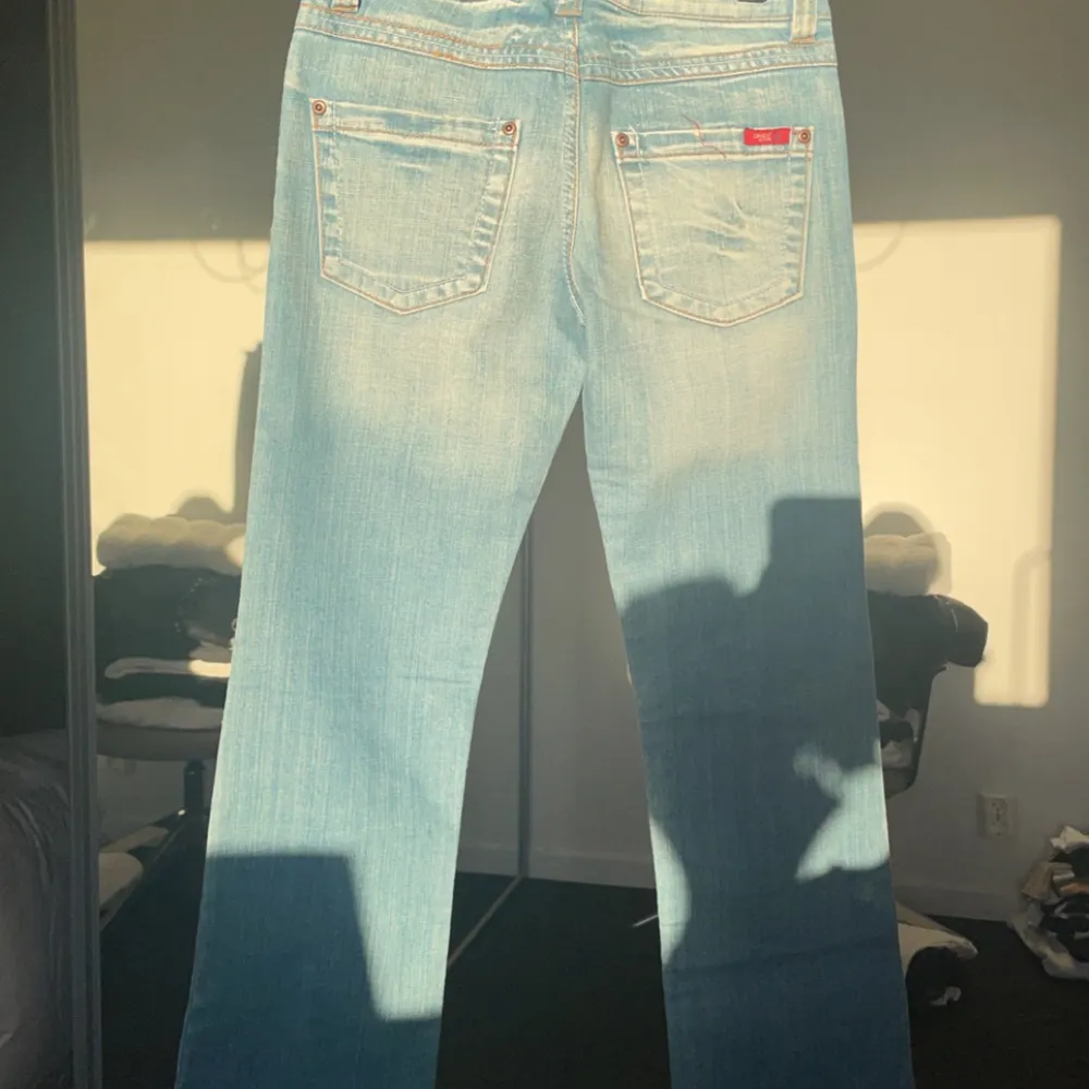 💞(Sålda)💞Ett par snygga lågmidjade jeans som är utsvängda ner till, dom är från only jeans i storlek 26, helt slutsålda!!, jag är 1,64 !! dom har inga defekter !!( skriv för bättre bilder) 💞. Jeans & Byxor.