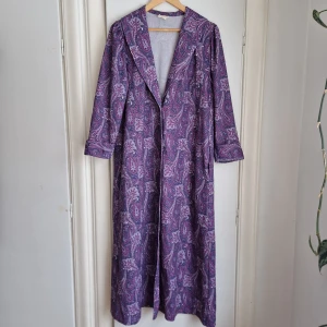 VINTAGE morgonrock / kaftan - Coolt mönstrad morgonrock eller kaftan i kraftigt syntetmaterial. Kan säkert fungera som en rolig jacka eller kaftan sommar-/vårtid!  Uppskattas passa stl M / L / XL. Den är rymlig och lång i modellen.  Några noppror på ärmsluten, undertill. 