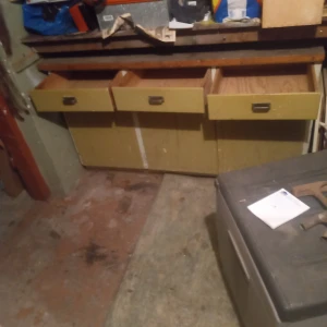 Retro Köksbänk med lådor och skåp med järnhandtag från 1930-1960 talet och storlek 143x59x81 cm. - Retro köksbänkmed lådor och skåp med järnhandtag från 1930-1960 talet och storlek 143x59x81 cm stor slitage finnes men går att få fin med lite kärlek .hämtas i Skene .Swissbetalning tillämpas alt kontant betalning .