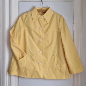 VINTAGE jacka 60-tal - Otroligt fin vår-/sommar-/höstjacka i ljus citrongul kulör.  Färgen är jämn och jackans skick är mycket bra. Ser inte använd ut.  En ångning eller lätt strykning är allt som behövs för att den ska bli som ny! Uppskattas till stil M / 40
