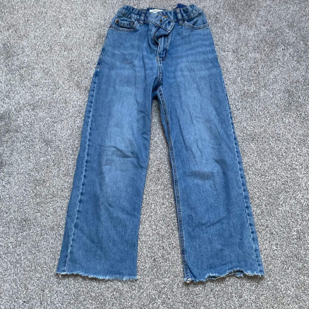 Hej! Jag säljer dessa jeansen pga att de är för små. De är från Lindex och jag tror vi köpte de för 300kr men jag säljer de för 95kr (priset kan alltid diskuteras). De är i strl 140 och jag har använt de ganska mycket. TRYCK INTE PÅ ”KÖP NU” 👍🏻❤️. Jeans & Byxor.
