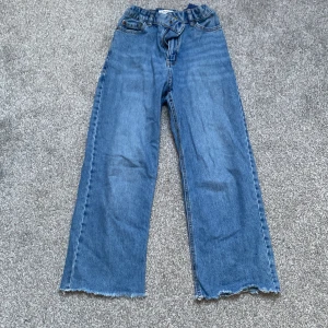Jeans - Hej! Jag säljer dessa jeansen pga att de är för små. De är från Lindex och jag tror vi köpte de för 300kr men jag säljer de för 95kr (priset kan alltid diskuteras). De är i strl 140 och jag har använt de ganska mycket. TRYCK INTE PÅ ”KÖP NU” 👍🏻❤️